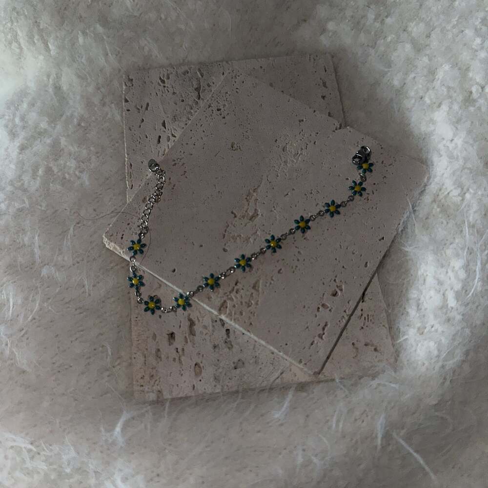 Cute Daisy Bracelet for Women Dainty Little Flower Bracelet